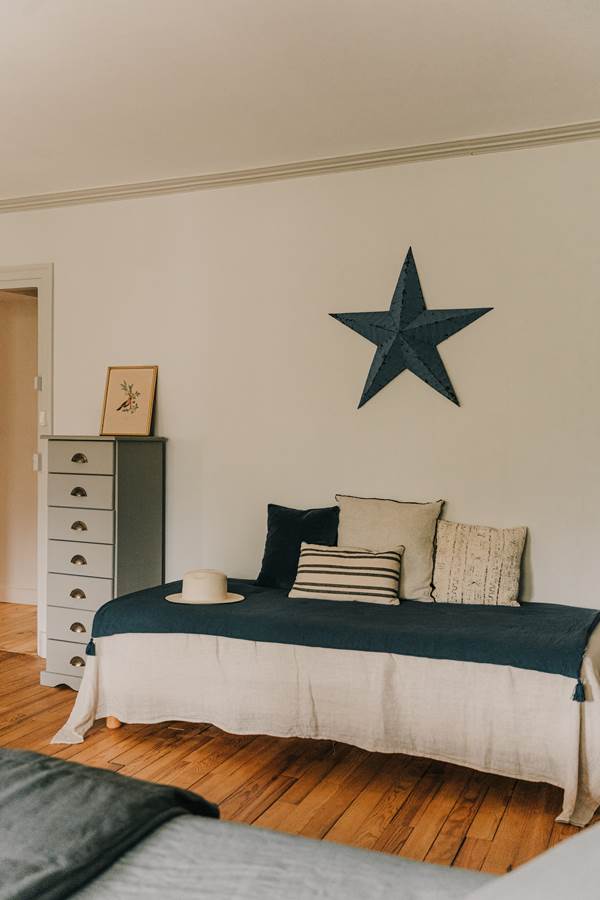 Single bed in a room shared by 2 women
